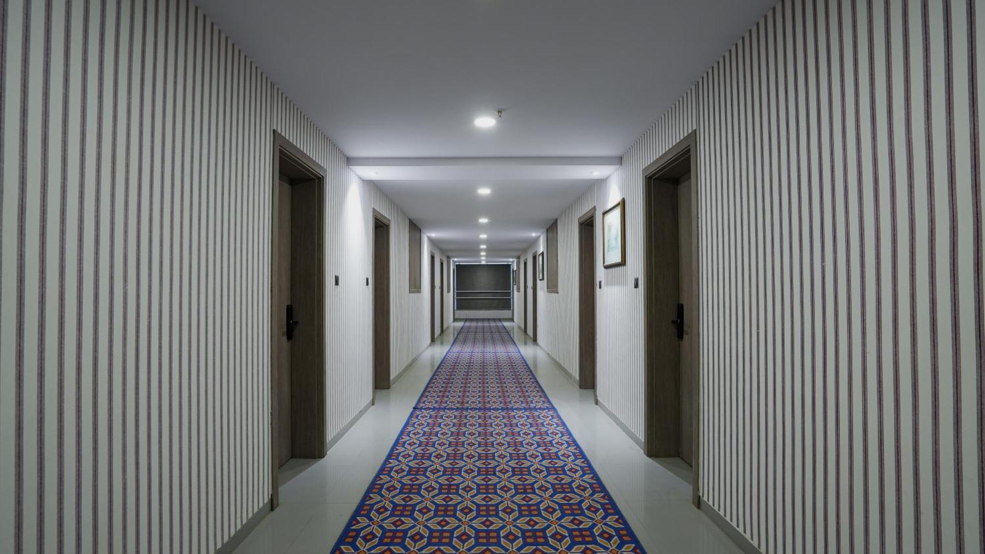 Hotel Downtown Гандинагар Экстерьер фото